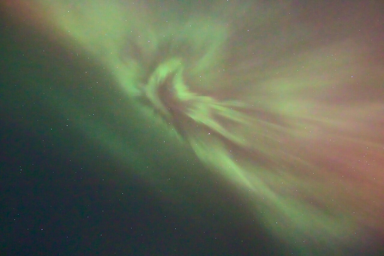 A 'corona' where light spreads out in all directions from the zenith. It is vertical curtains along magnetic field lines, seen from directly below.