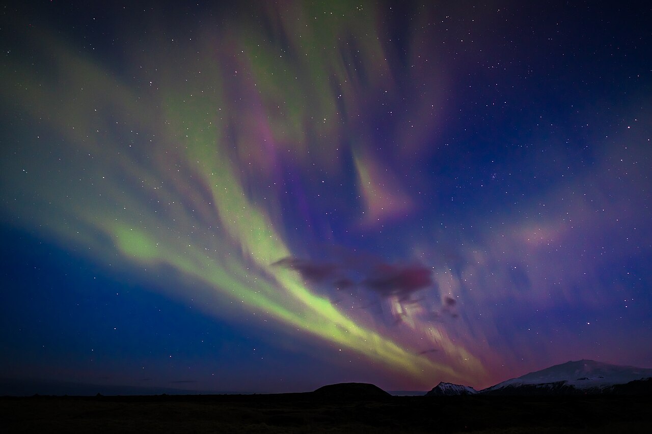 An aurora mixing green with violet and pink. The purple comes from nitrogen molecules (Iceland).