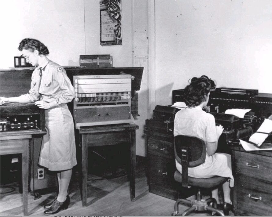 SIS servicewomen operating a PURPLE analog reconstruction machine.