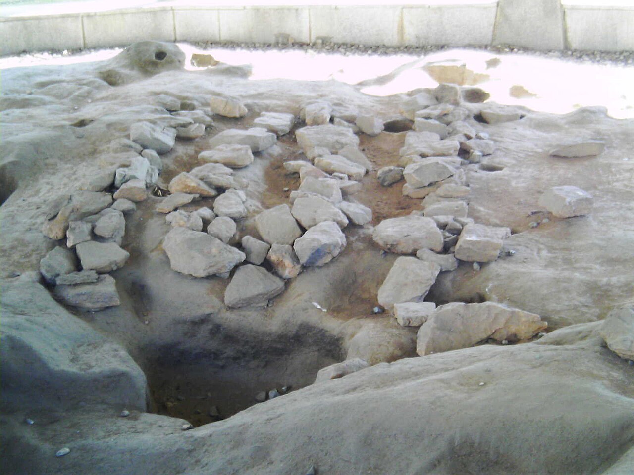 Stone-built gorae channels and a deep gaejari pit revealed at an excavated and restored Baekje ondol site