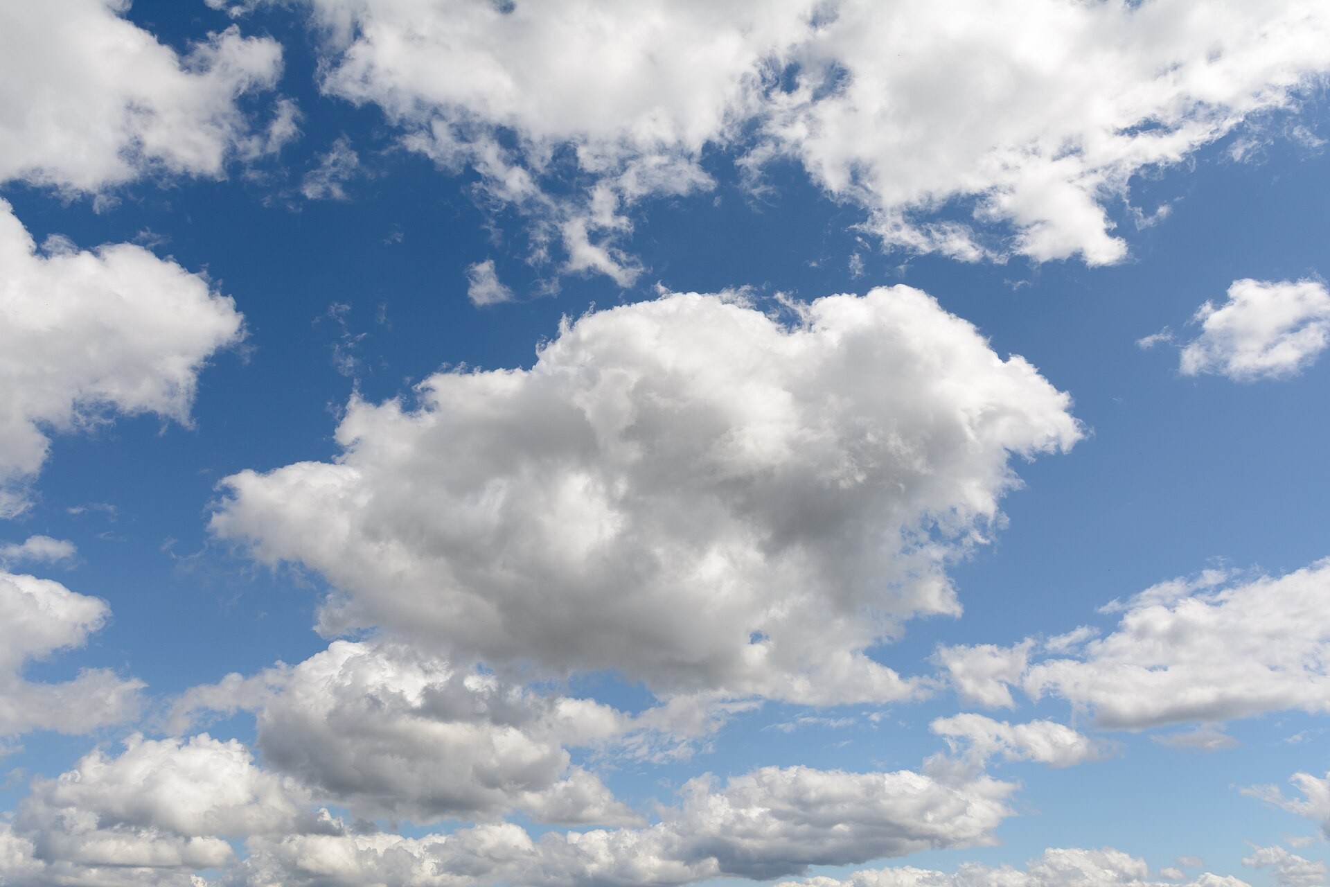 A puffy fair-weather cumulus cloud in a blue sky