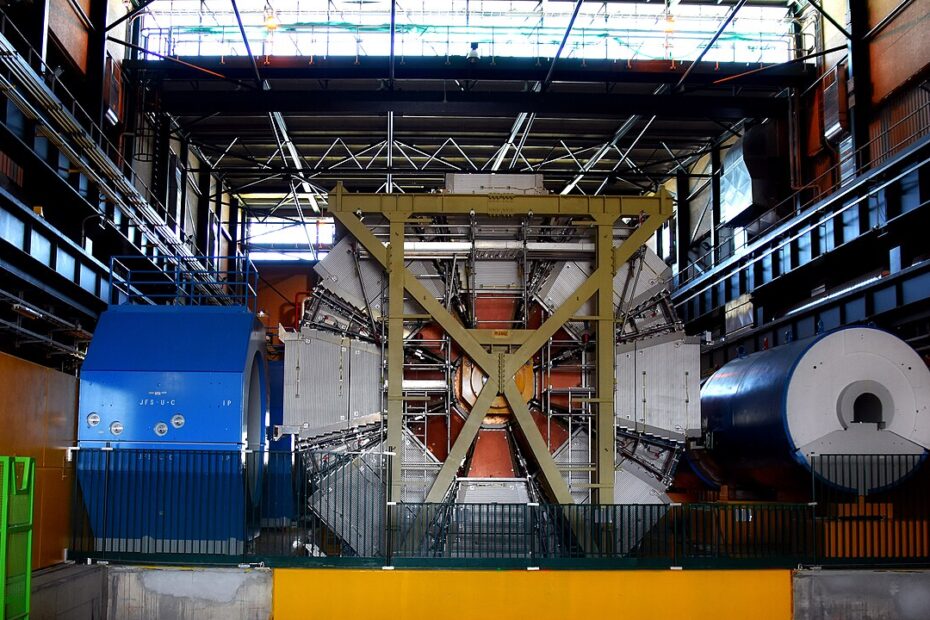 CERN 강입자충돌기 내부의 대형 입자검출기 실사진
