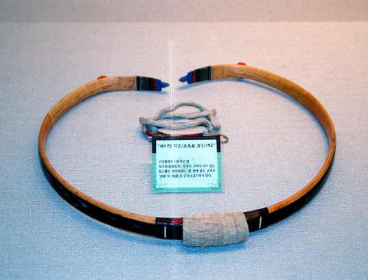 A gakgung displayed curled into an almost closed ring